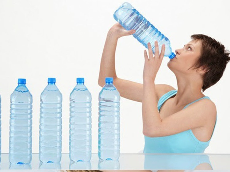 Uống đủ nước giúp cơ thể thanh lọc và điều hòa kinh nguyệt